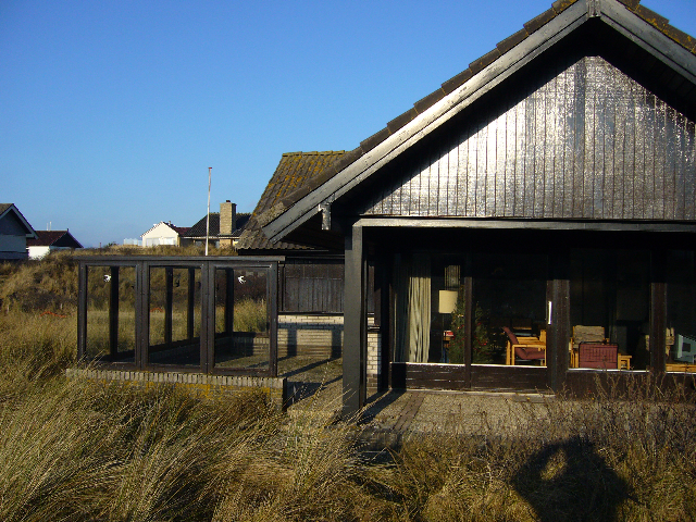 Achteraanzicht met terrassen recreatiewoning 't Skoitegat, Terschelling - West aan Zee