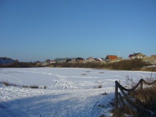 Uitzicht over de plak in de sneeuw, bij vakantiehuis Skoitegat, Terschelling