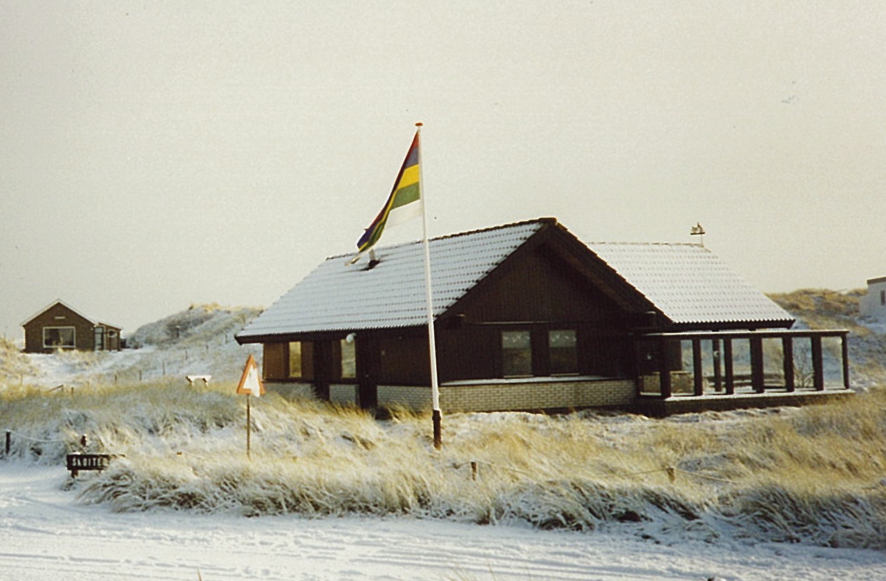 Vooraanzicht vakantiewoning 't Skoitegat in de sneeuw, Terschelling - West aan Zee